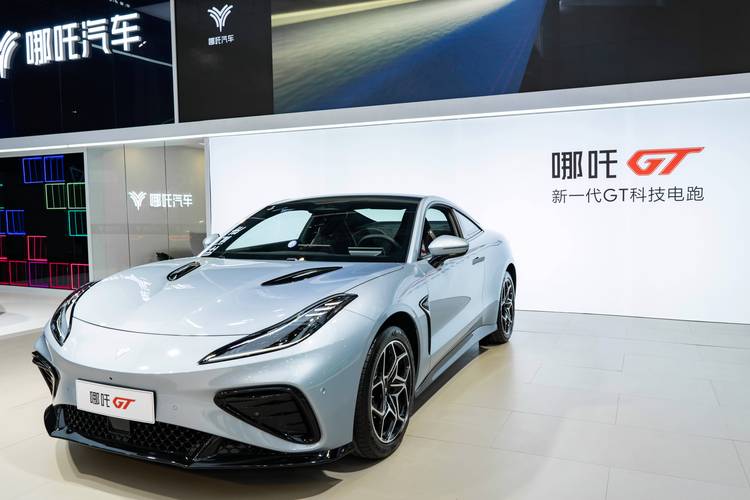 东莞330哪吒汽车在智能汽车领域的表现，领途汽车在新能源汽车市场中的影响力